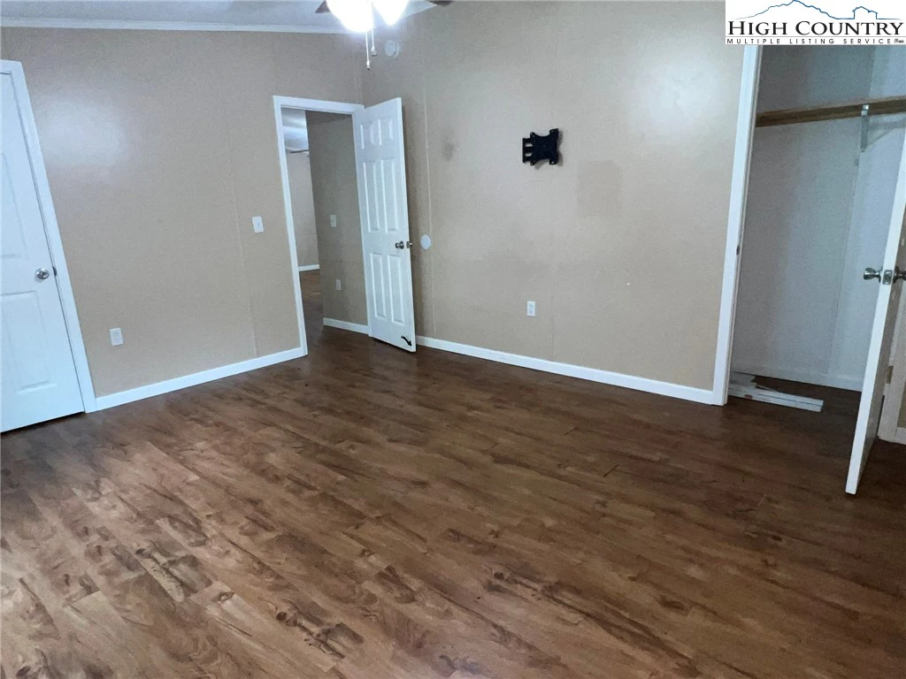 Image number 13 for the current listing