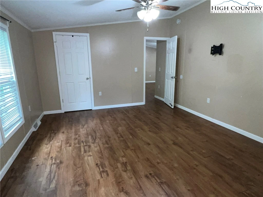 Image number 12 for the current listing