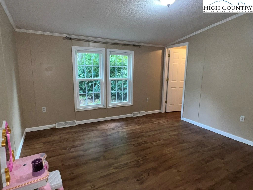 Image number 9 for the current listing