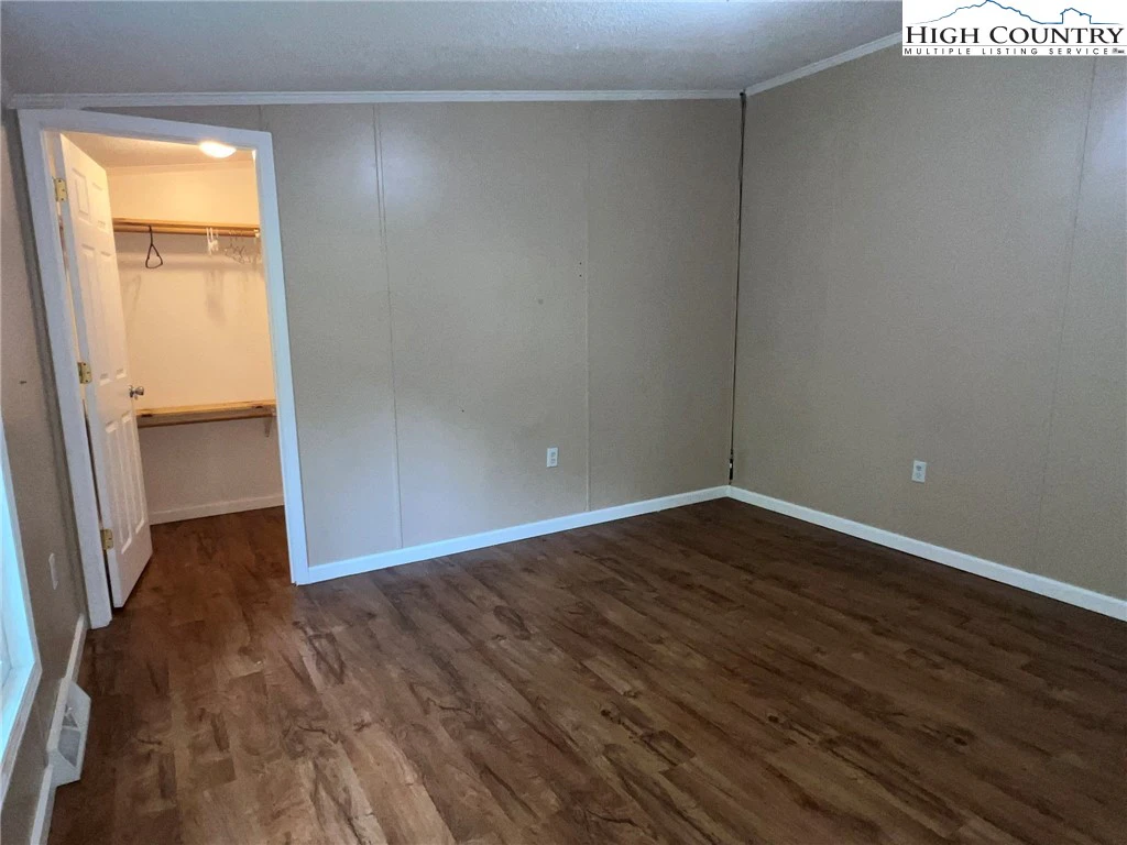 Image number 8 for the current listing