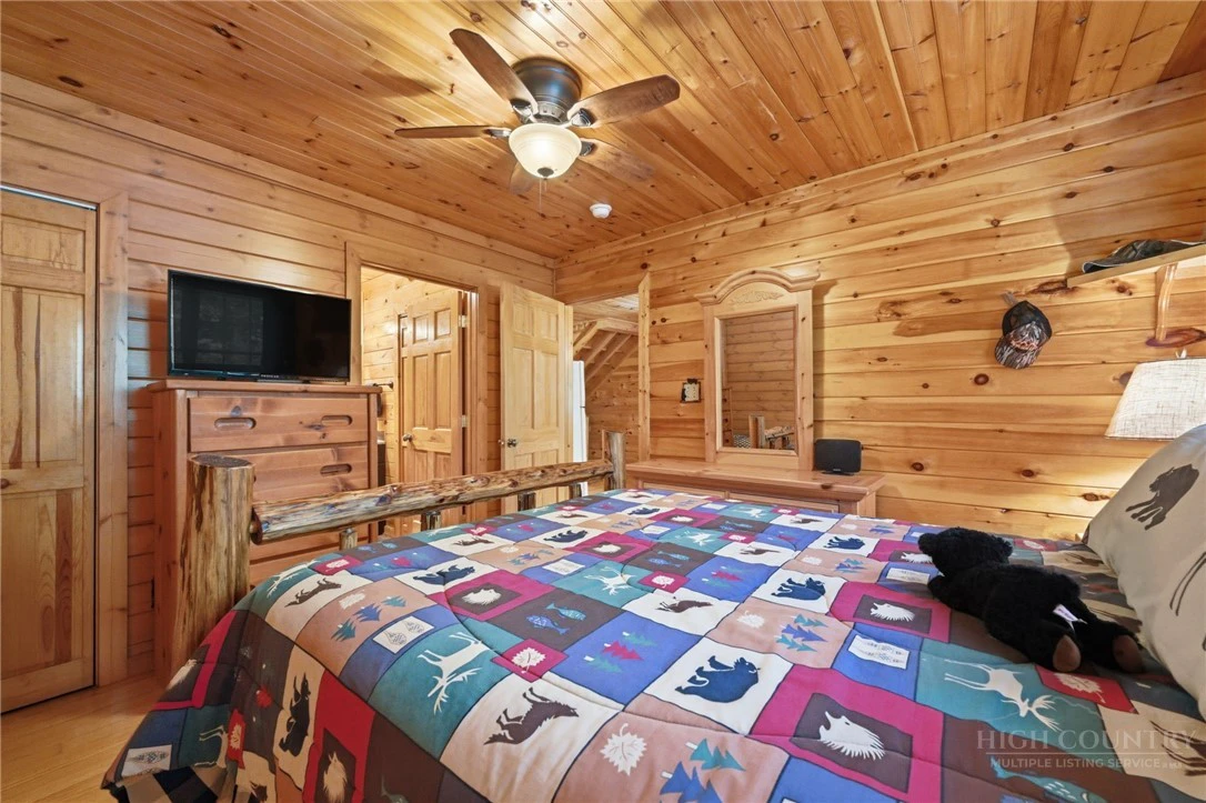 Image number 19 for the current listing
