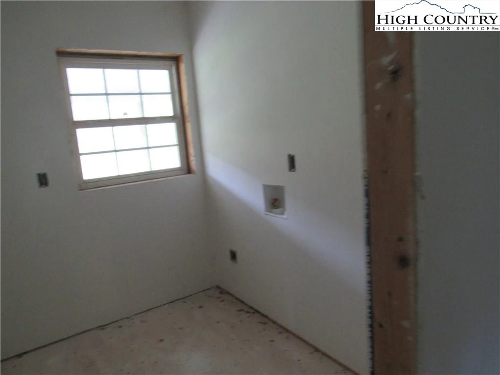 Image number 17 for the current listing