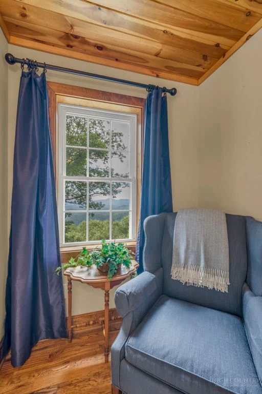 Image number 14 for the current listing