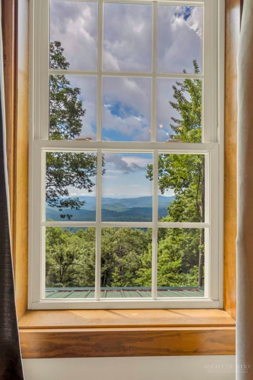 Image number 18 for the current listing