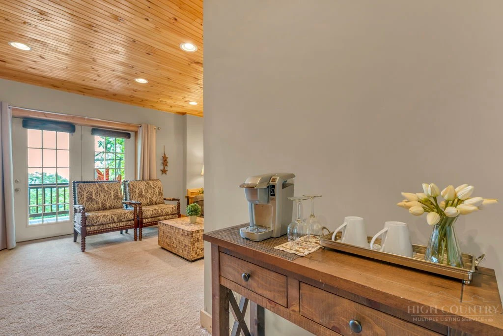 Image number 21 for the current listing