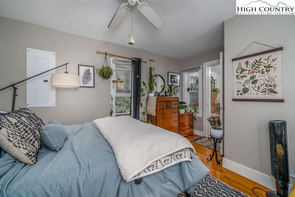 Image number 4 for the current listing