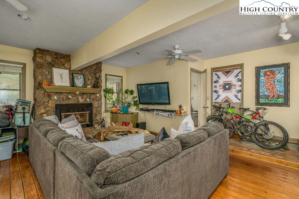 Image number 9 for the current listing