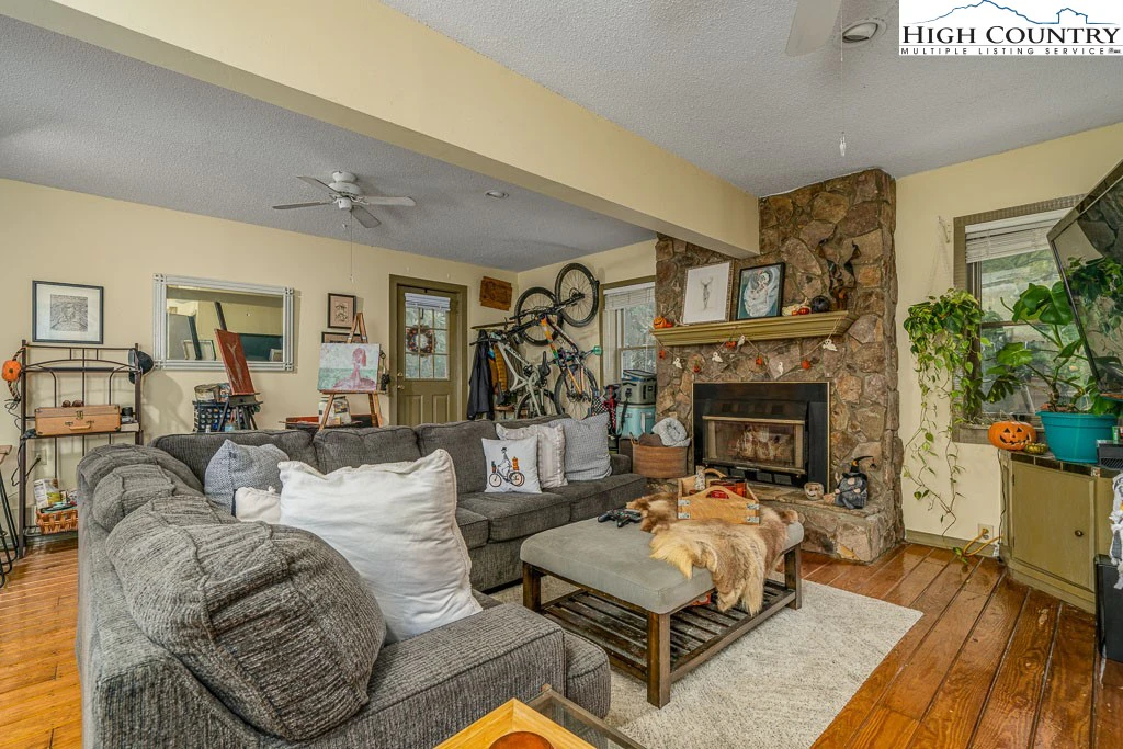 Image number 10 for the current listing