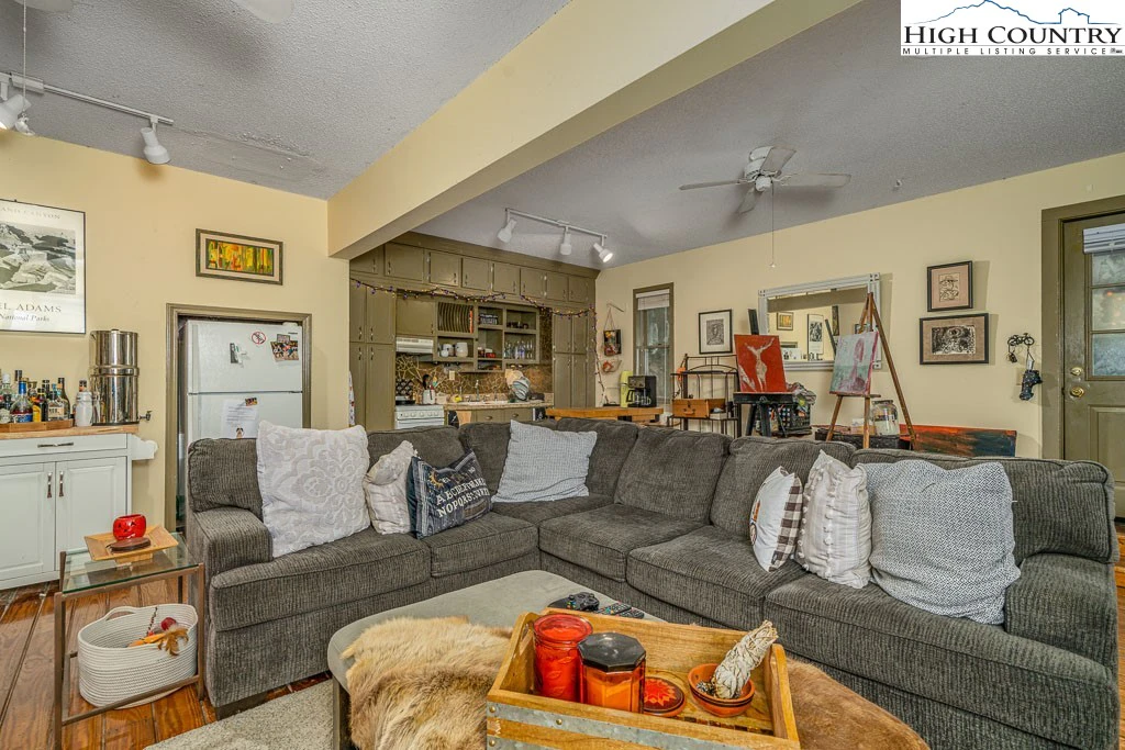 Image number 11 for the current listing
