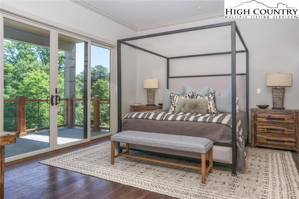 Image number 4 for the current listing
