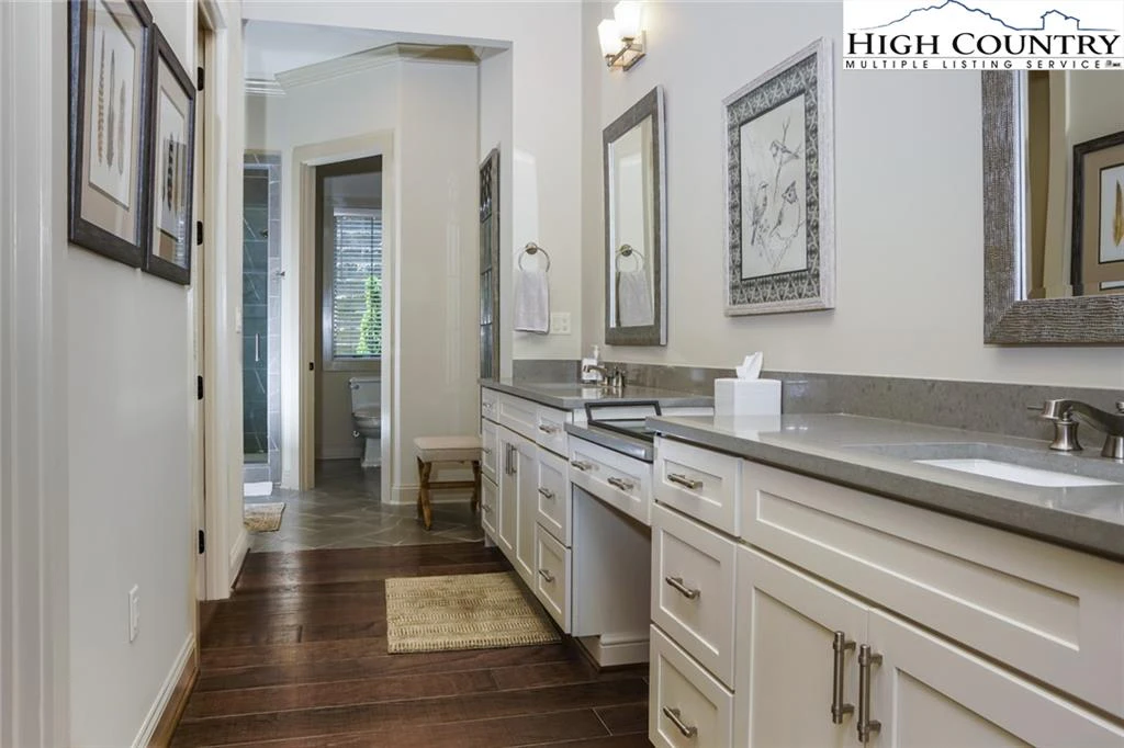 Image number 5 for the current listing