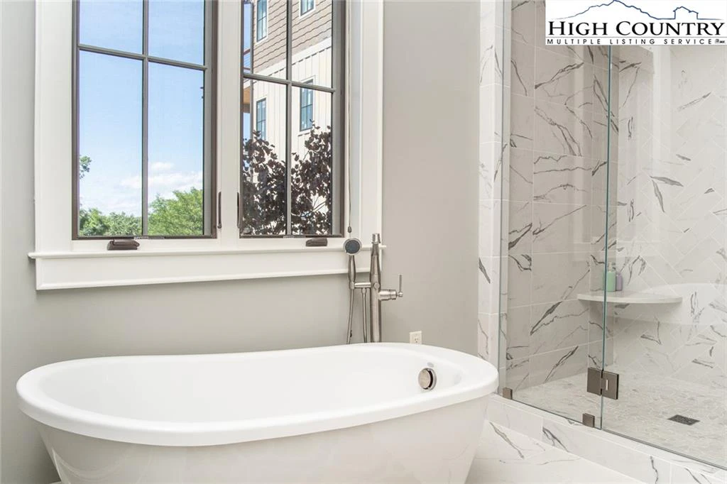 Image number 6 for the current listing