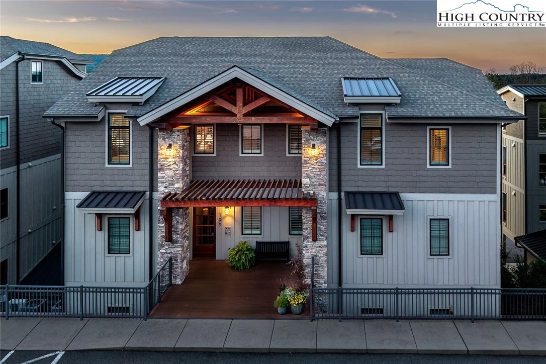 Image number 1 for the current listing