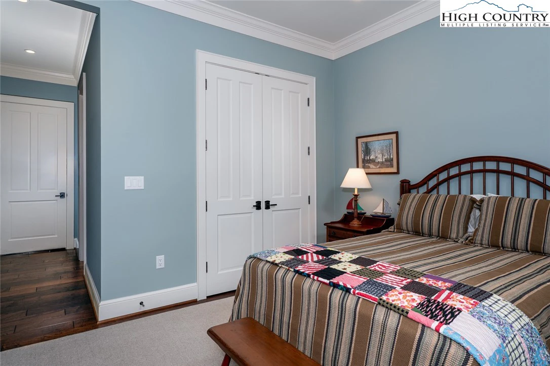 Image number 8 for the current listing