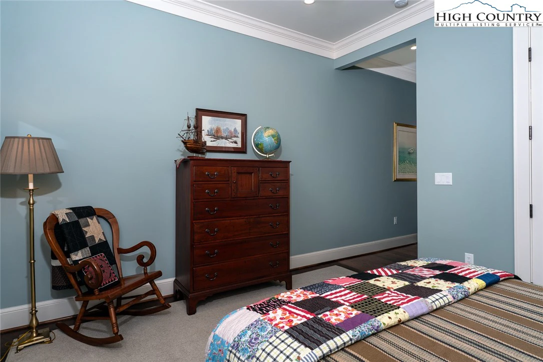 Image number 9 for the current listing