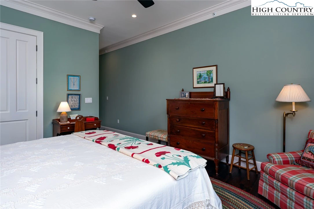 Image number 5 for the current listing