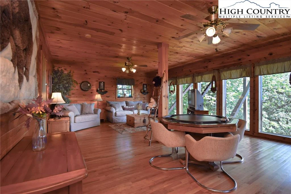 Image number 8 for the current listing