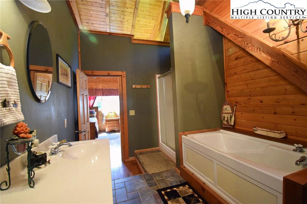 Image number 21 for the current listing