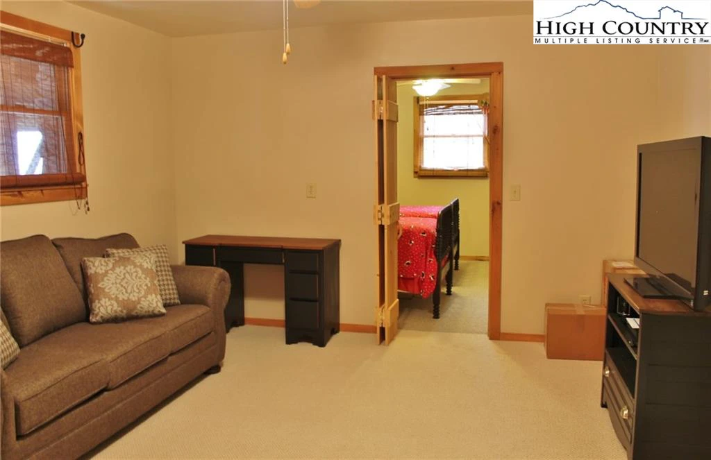 Image number 8 for the current listing