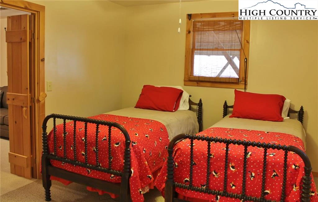 Image number 7 for the current listing