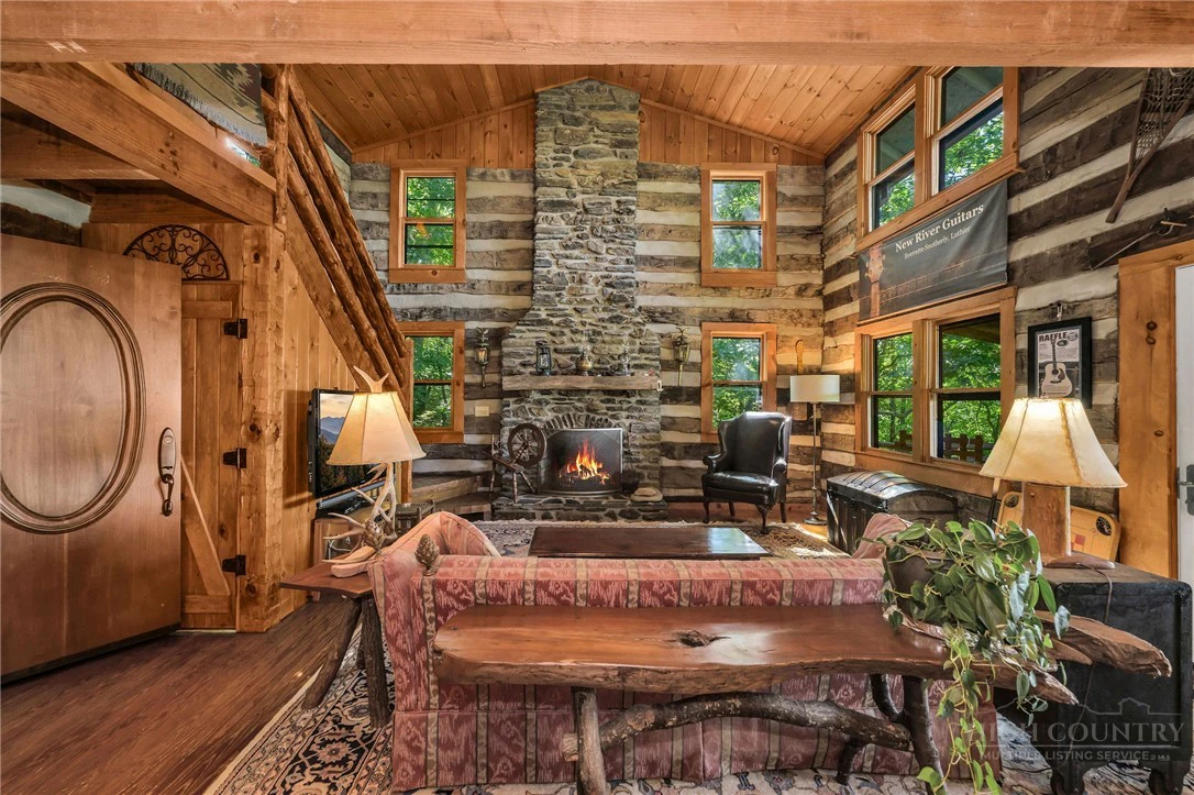 Image number 15 for the current listing