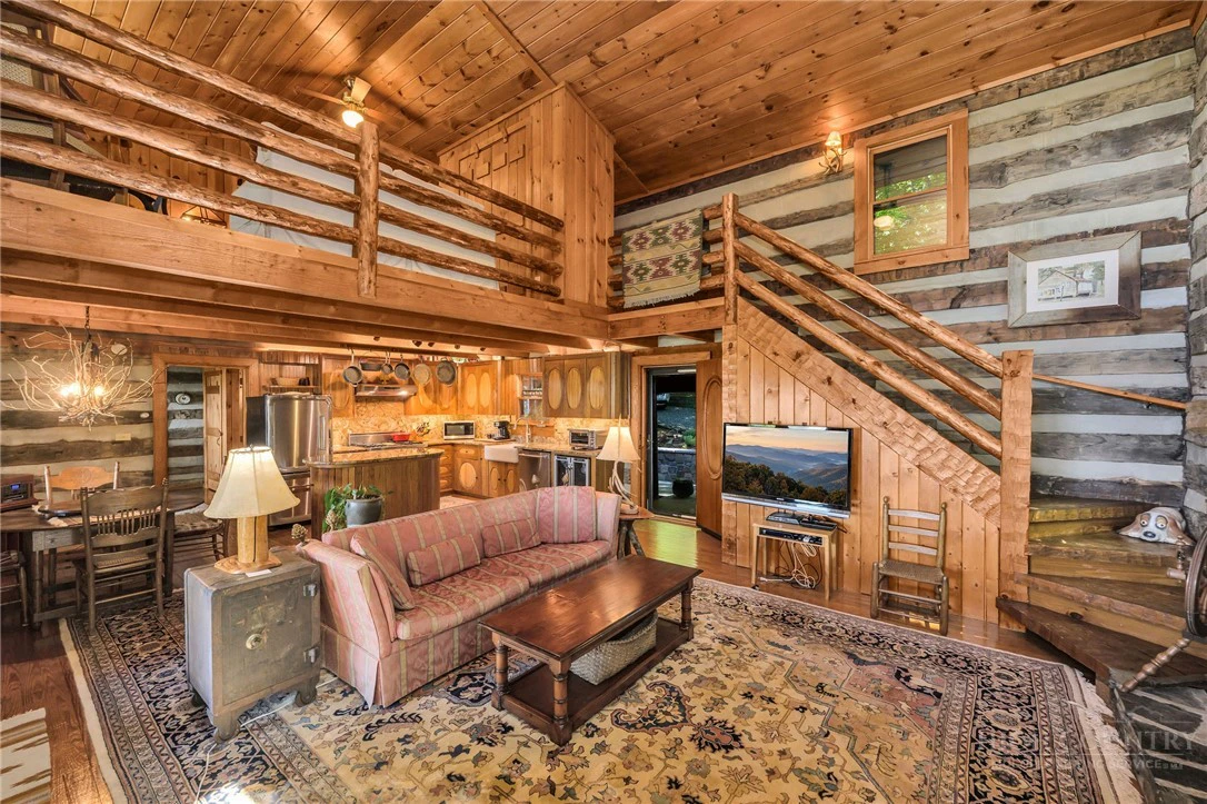 Image number 17 for the current listing