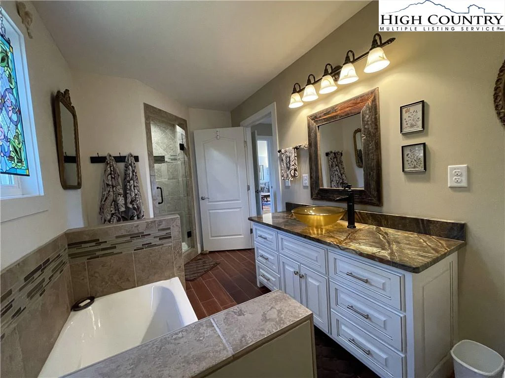 Image number 3 for the current listing