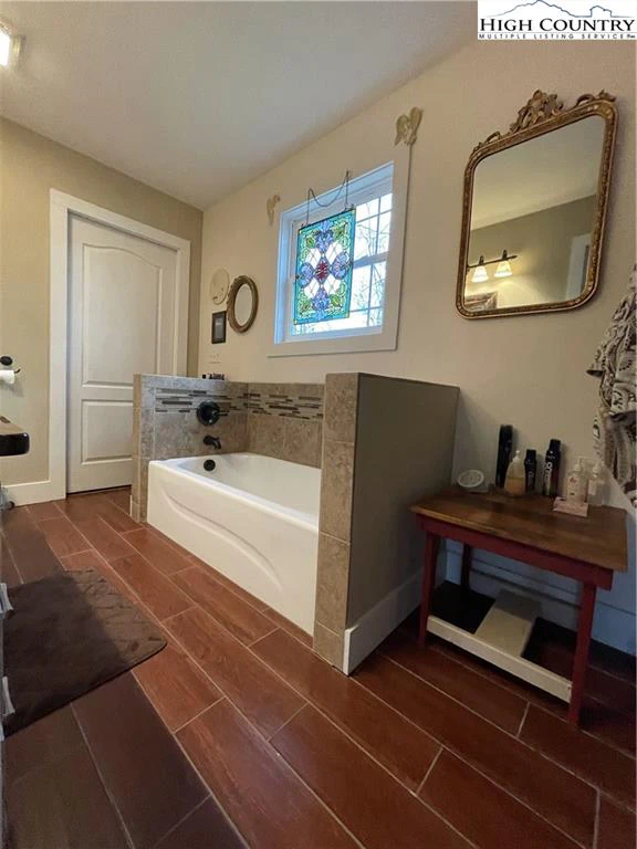 Image number 4 for the current listing