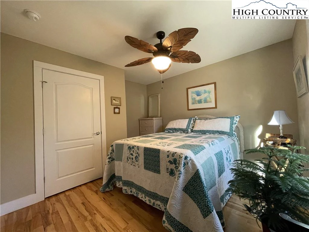 Image number 5 for the current listing