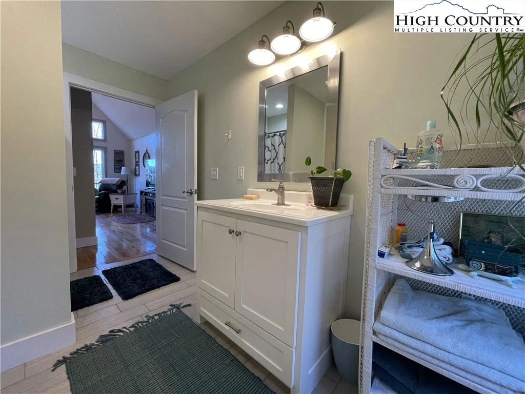 Image number 8 for the current listing