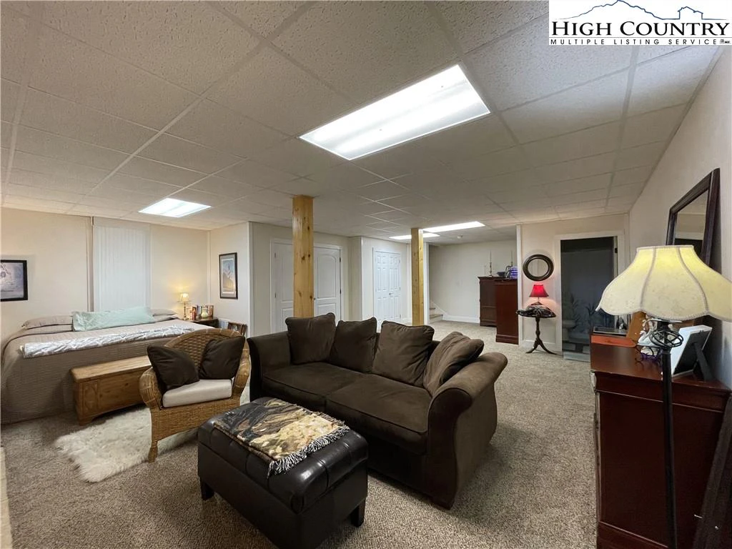 Image number 11 for the current listing