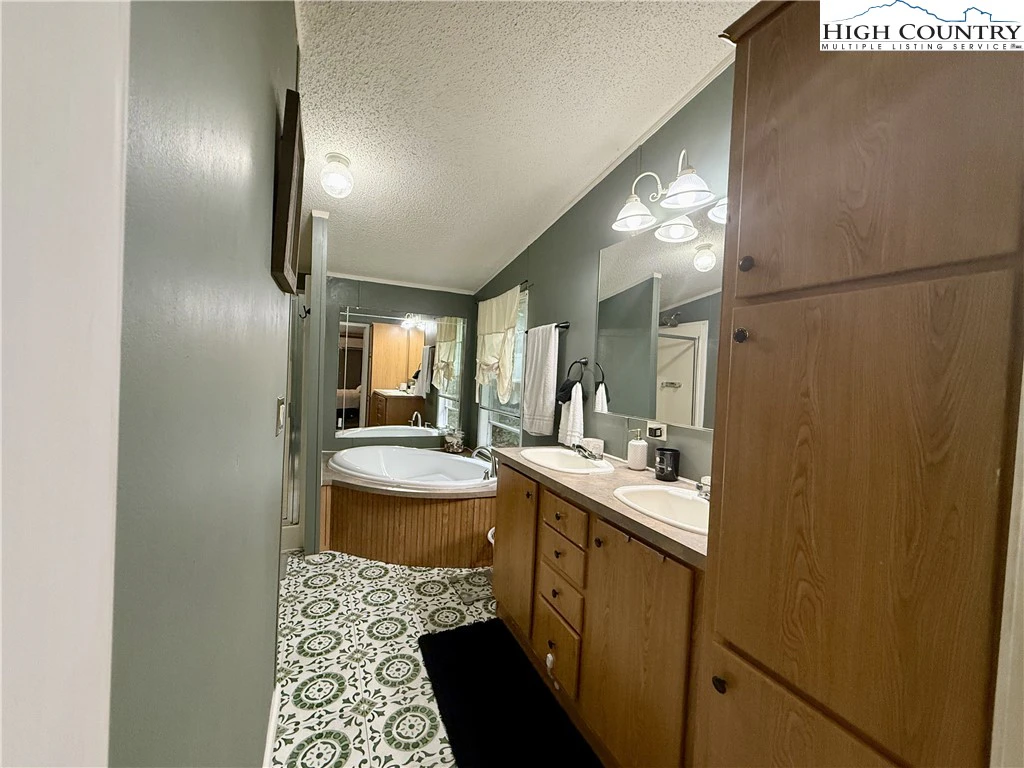 Image number 12 for the current listing