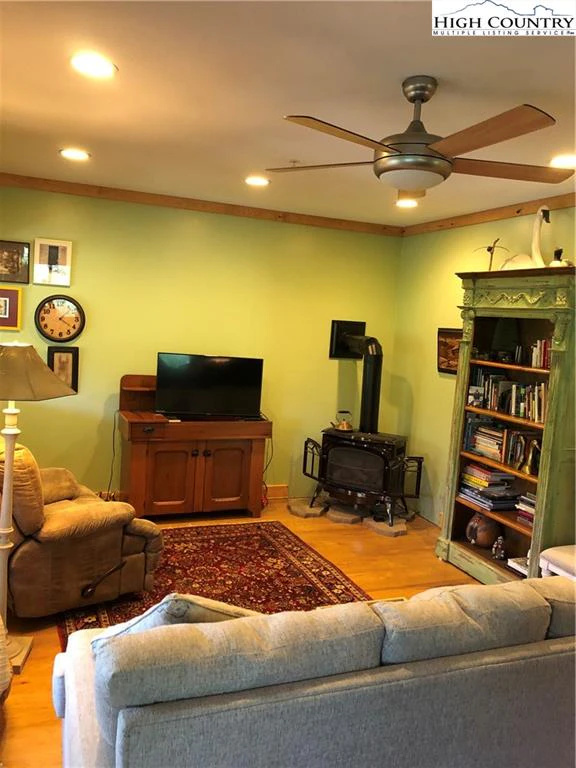Image number 13 for the current listing