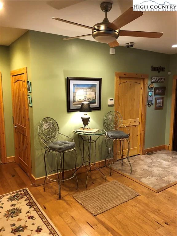 Image number 11 for the current listing