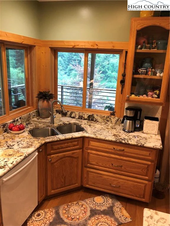 Image number 18 for the current listing