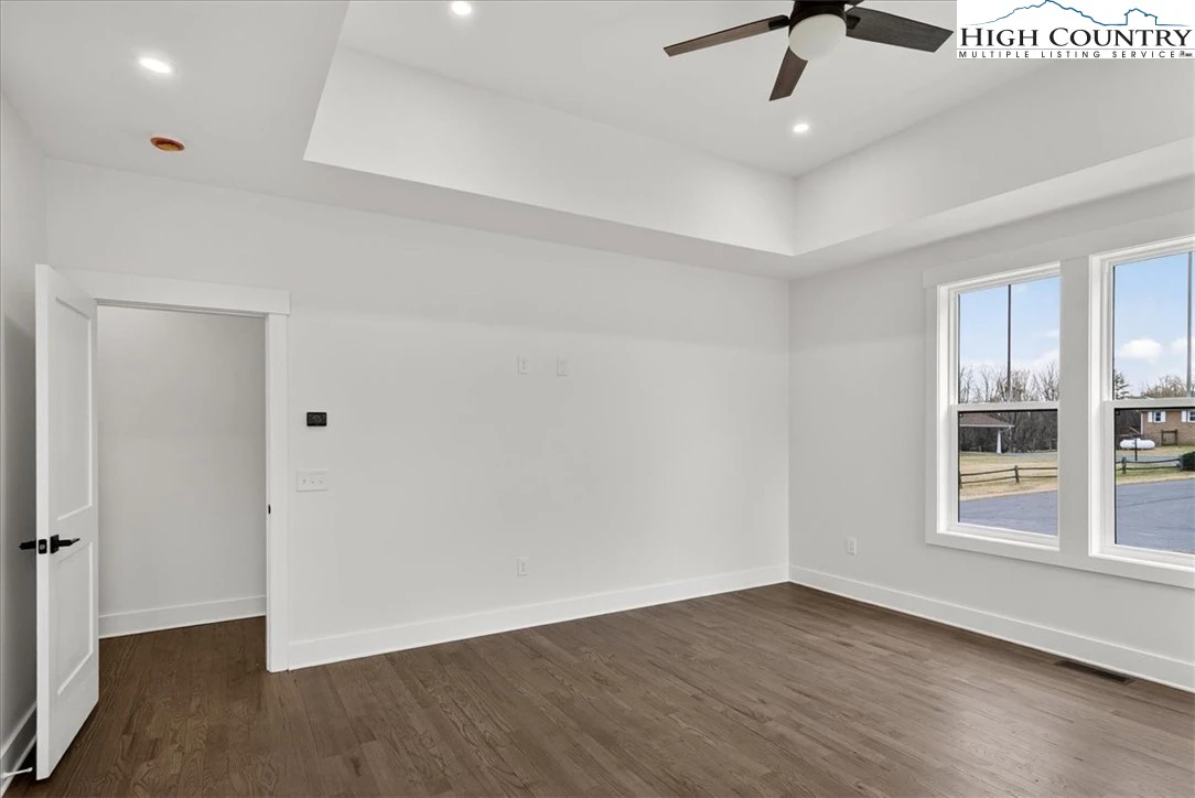 Image number 11 for the current listing