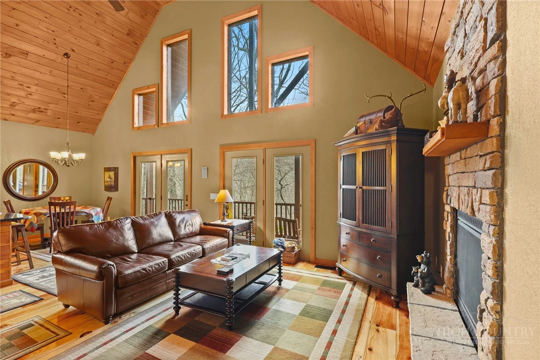 Image number 13 for the current listing