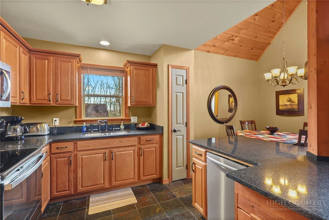 Image number 15 for the current listing