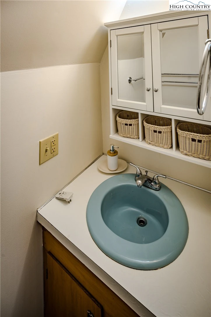 Image number 3 for the current listing