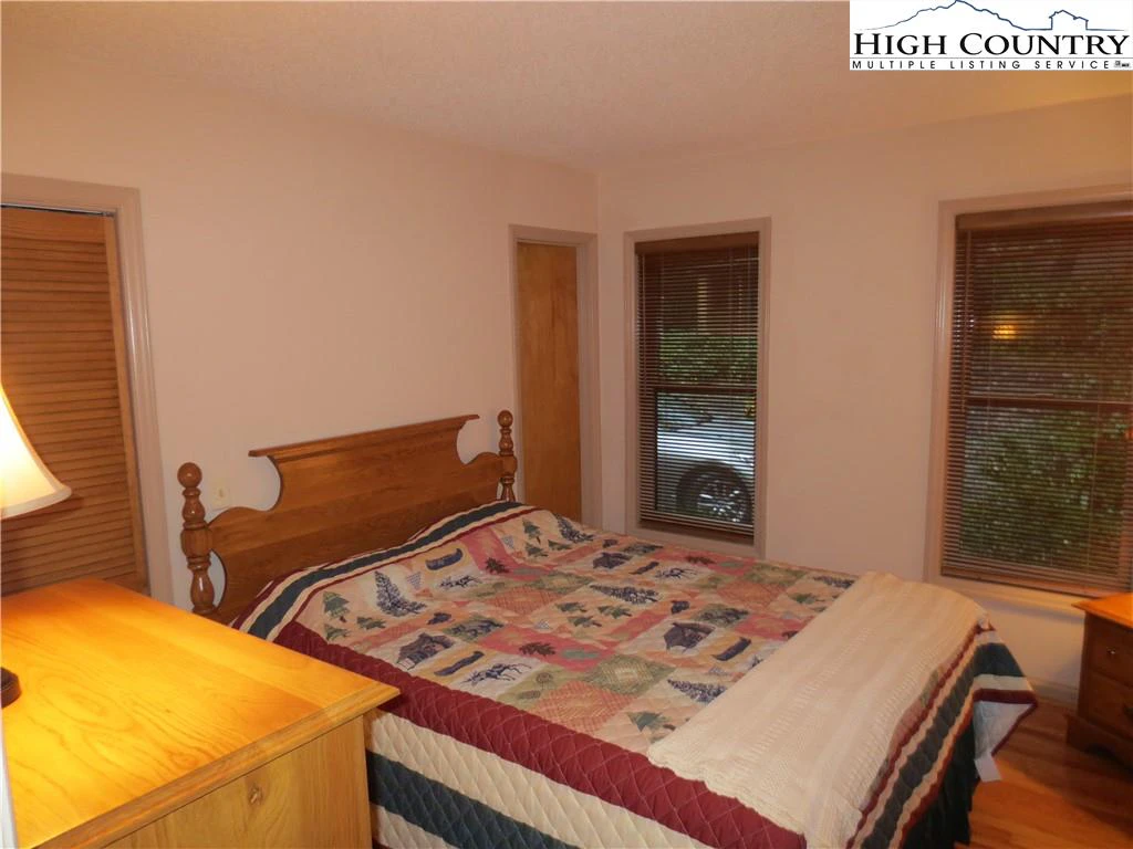 Image number 14 for the current listing