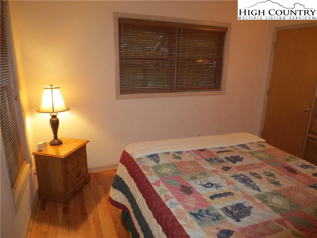 Image number 3 for the current listing