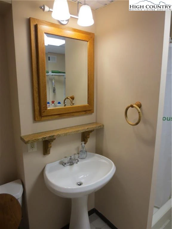 Image number 11 for the current listing