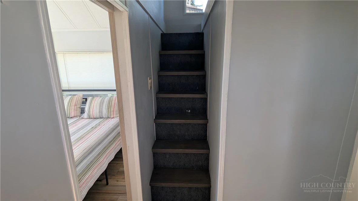 Image number 17 for the current listing