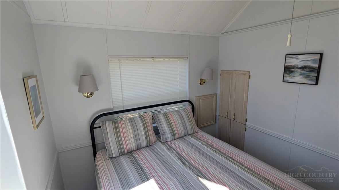 Image number 14 for the current listing