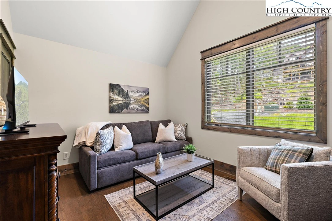 Image number 7 for the current listing