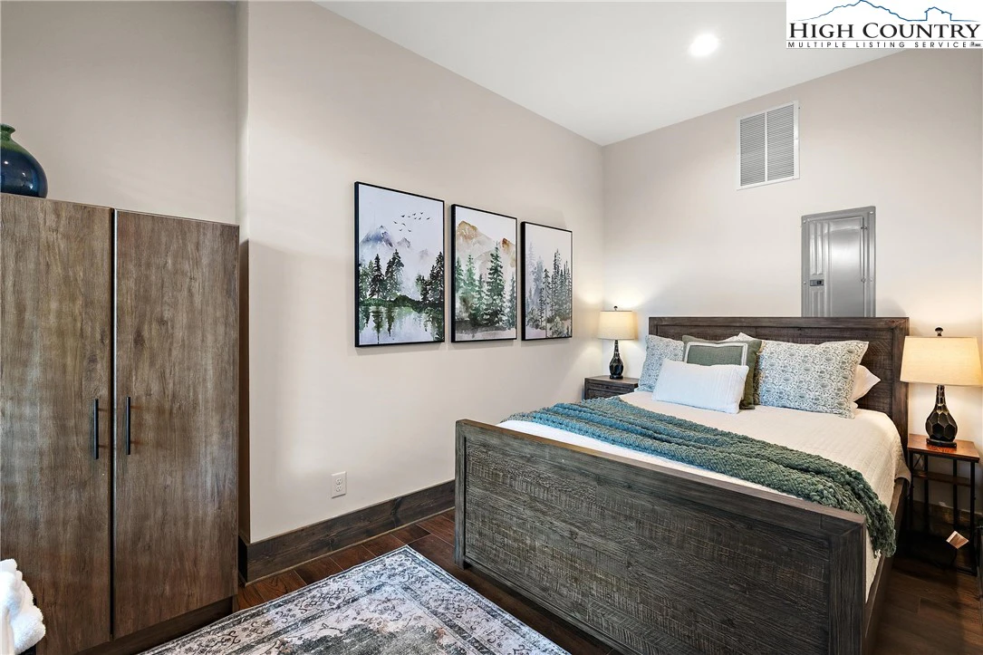 Image number 2 for the current listing