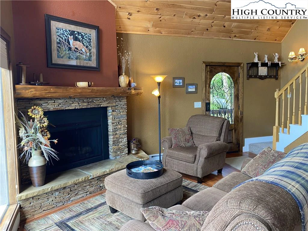 Image number 17 for the current listing