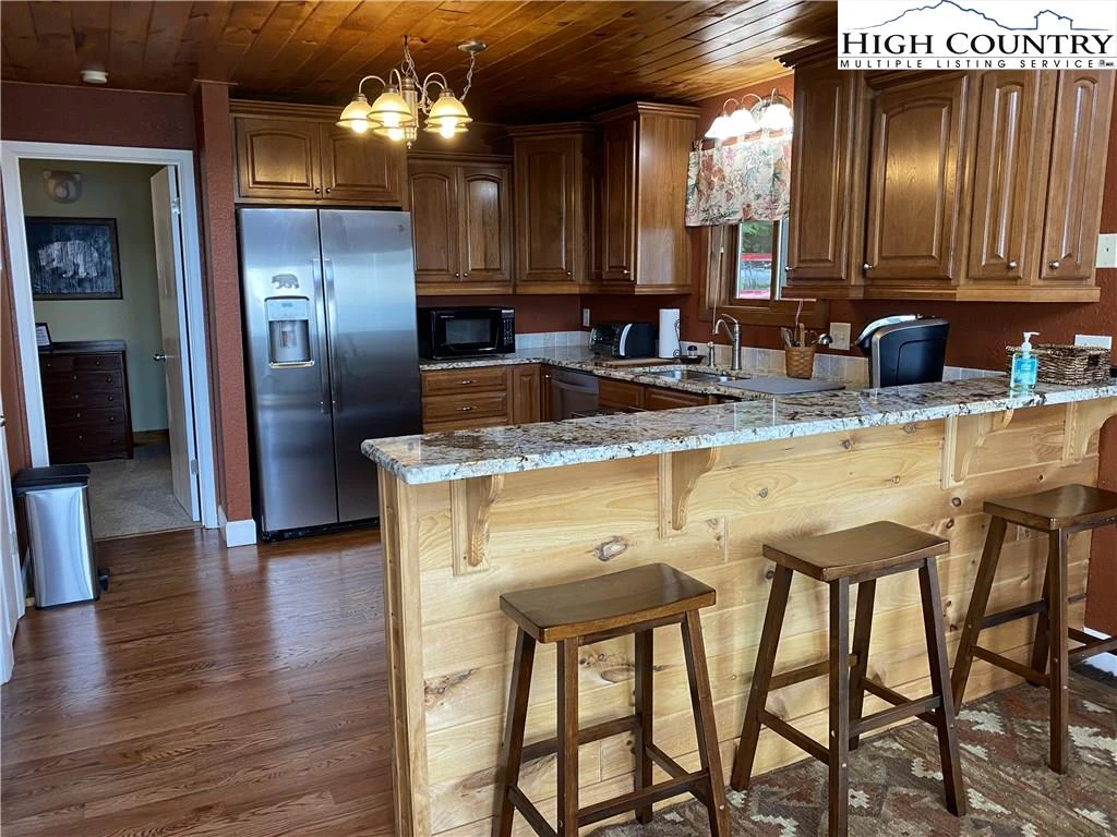 Image number 19 for the current listing