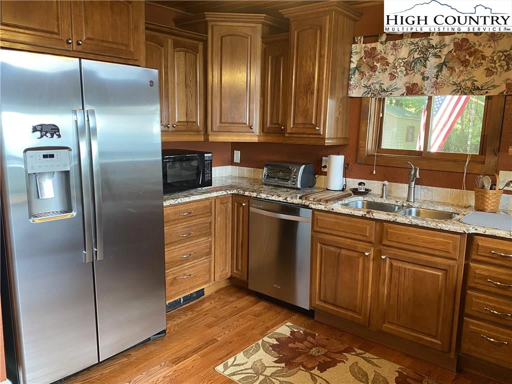 Image number 18 for the current listing