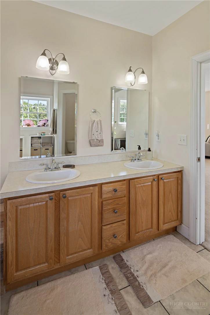 Image number 5 for the current listing